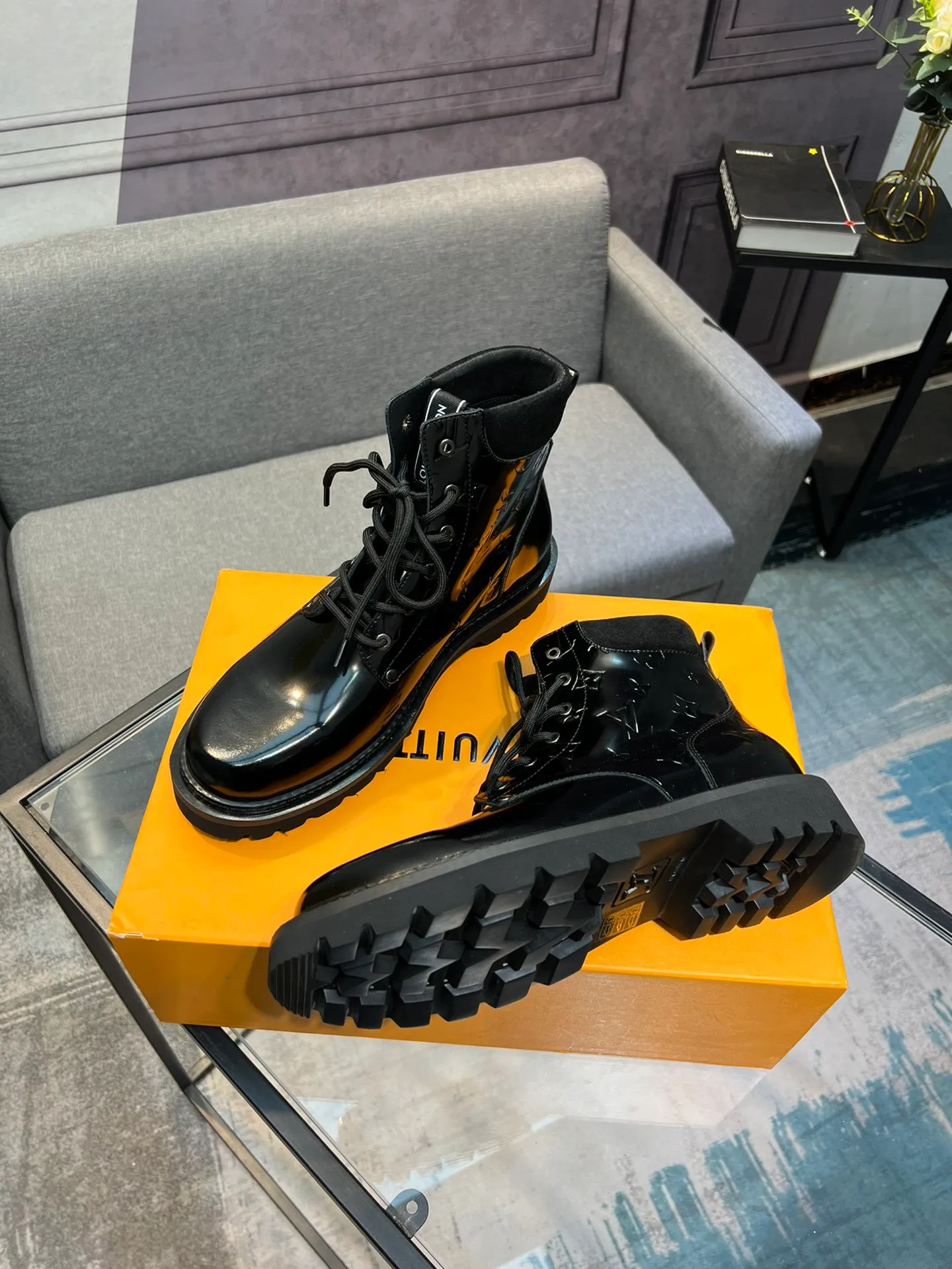 Men's shoes 💰900 L Home - the latest LV men's business casual boots, luxury and nobility are a must, all made of imported original first-layer cowhide, just to create a more comfortable wearing experience, ➕top imported water-dyed full cow lining, original high wear-resistant outsole! 👏👏 Size: Male 39-44; (38 45 46 customized)